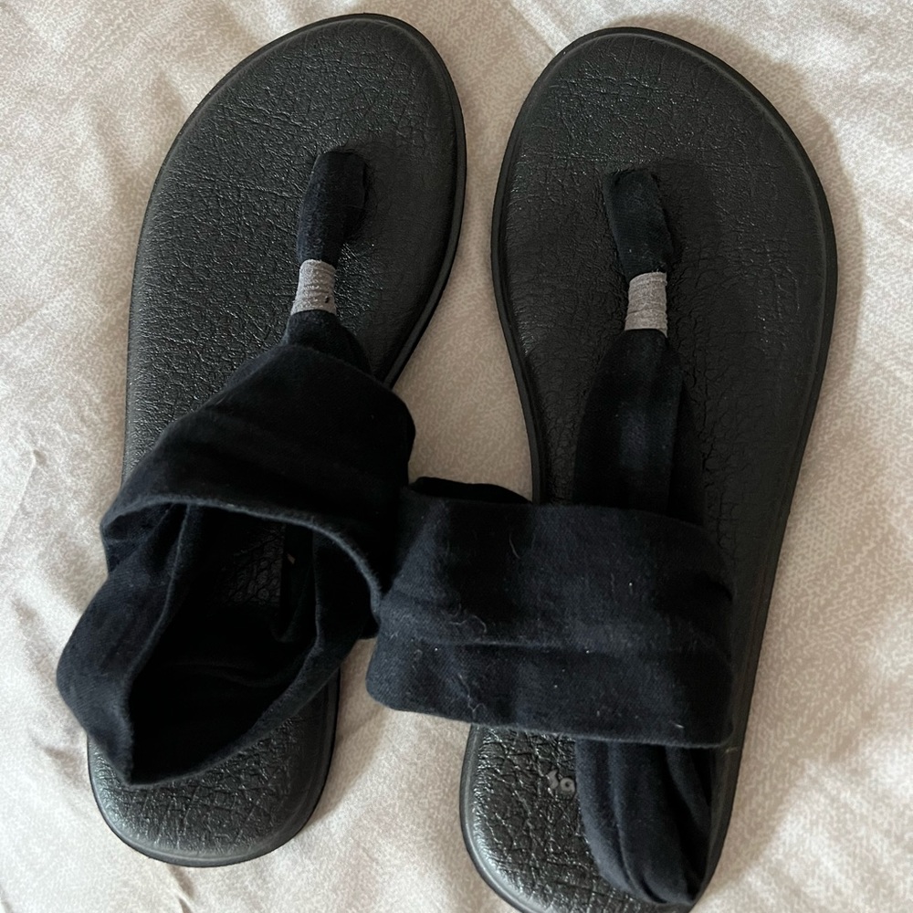 Like new Sanuk yoga sling sandals!